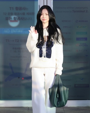 【フォト】RALPH LAURENのイベントに向かうITZYリュジンのふんわりフライトコーデ