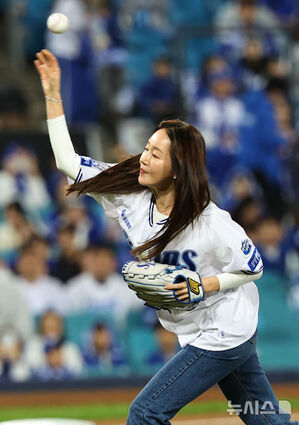【フォト】始球式をするオム・ジウォン /韓国プロ野球プレーオフ第4戦