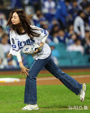 【フォト】始球式をするオム・ジウォン　／韓国プロ野球プレーオフ第4戦