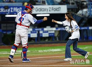 【フォト】始球式をするオム・ジウォン　／韓国プロ野球プレーオフ第4戦