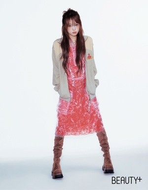 【フォト】チェ・イェナ、躍動感あふれるポーズ＆成熟した雰囲気