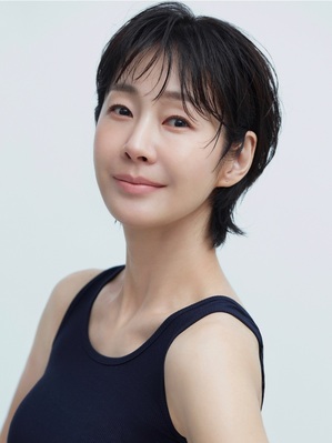 【フォト】ミョン・セビン、プロフィール写真公開…50歳のまばゆい童顔