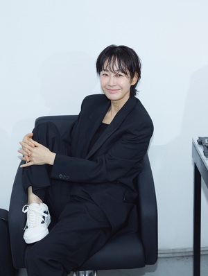 【フォト】ミョン・セビン、プロフィール写真公開…50歳のまばゆい童顔