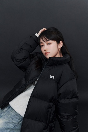 【フォト】ノ・ユンソ、冬のあったかコーデ…スタイリッシュなビジュアル完成