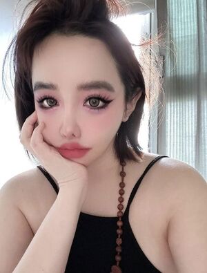 2NE1ボム またYGを攻撃! 「整形してくれたことない…歌だけ死ぬほど歌って、頑張ってもそれだけ」