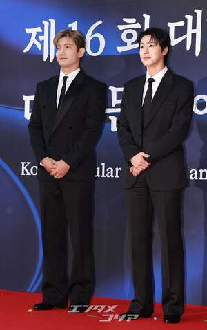 【フォト】デビュー20周年の東方神起、大統領表彰受ける