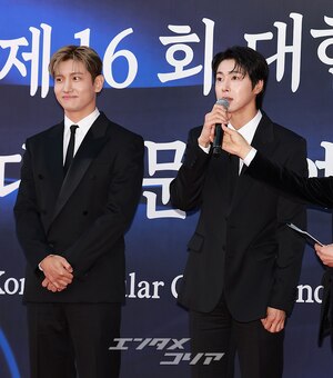 【フォト】デビュー20周年の東方神起、大統領表彰受ける