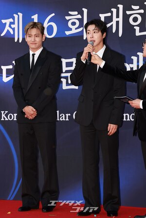 【フォト】デビュー20周年の東方神起、大統領表彰受ける