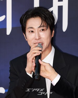 【フォト】デビュー20周年の東方神起、大統領表彰受ける