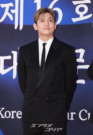 【フォト】デビュー20周年の東方神起、大統領表彰受ける