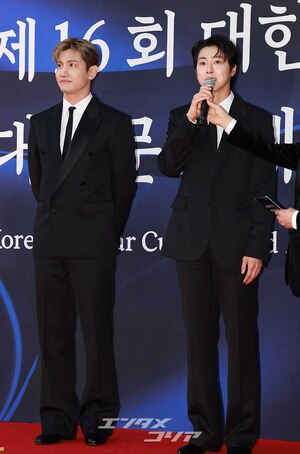 【フォト】デビュー20周年の東方神起、大統領表彰受ける