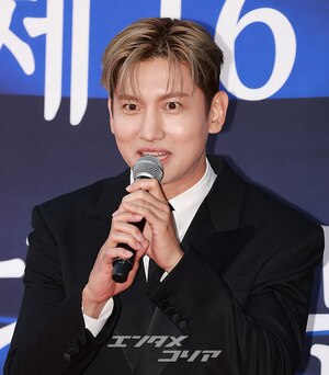 【フォト】デビュー20周年の東方神起、大統領表彰受ける