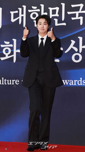 【フォト】デビュー20周年の東方神起、大統領表彰受ける