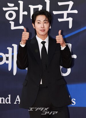 【フォト】デビュー20周年の東方神起、大統領表彰受ける