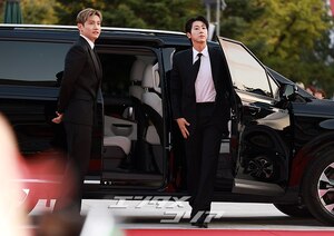 【フォト】デビュー20周年の東方神起、大統領表彰受ける