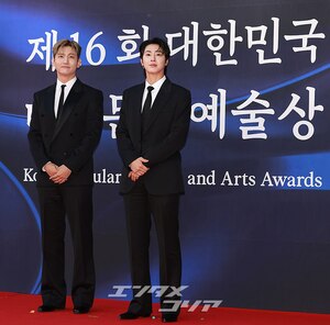 【フォト】デビュー20周年の東方神起、大統領表彰受ける