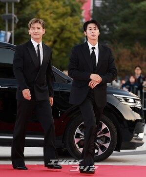 【フォト】デビュー20周年の東方神起、大統領表彰受ける