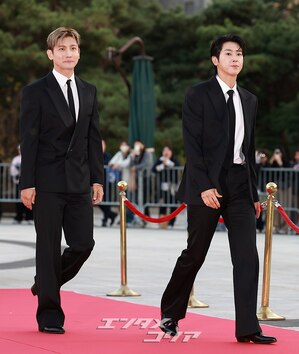 【フォト】デビュー20周年の東方神起、大統領表彰受ける