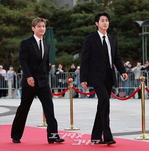 【フォト】デビュー20周年の東方神起、大統領表彰受ける