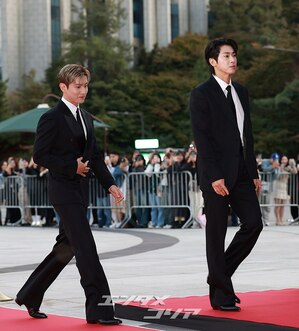 【フォト】デビュー20周年の東方神起、大統領表彰受ける