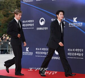 【フォト】デビュー20周年の東方神起、大統領表彰受ける