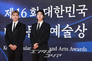 【フォト】デビュー20周年の東方神起、大統領表彰受ける