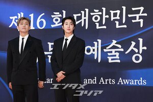 【フォト】デビュー20周年の東方神起、大統領表彰受ける