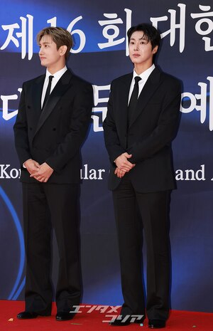 【フォト】デビュー20周年の東方神起、大統領表彰受ける