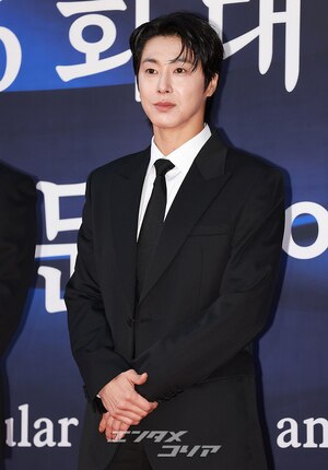 【フォト】デビュー20周年の東方神起、大統領表彰受ける