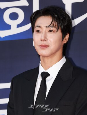 【フォト】デビュー20周年の東方神起、大統領表彰受ける