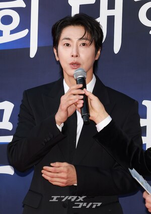 【フォト】デビュー20周年の東方神起、大統領表彰受ける