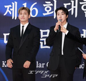 【フォト】デビュー20周年の東方神起、大統領表彰受ける