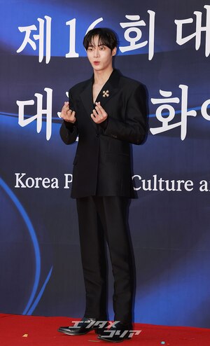 【フォト】スーツ姿がステキなチュ・ヨンウ、文化体育観光部長官表彰受ける