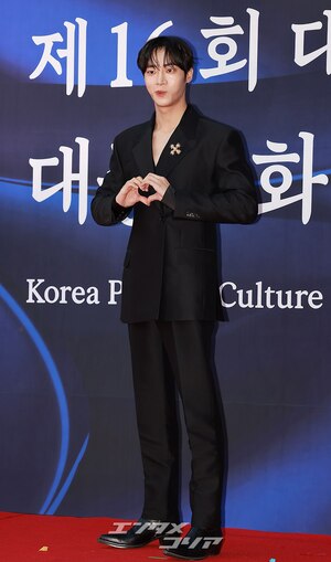 【フォト】スーツ姿がステキなチュ・ヨンウ、文化体育観光部長官表彰受ける