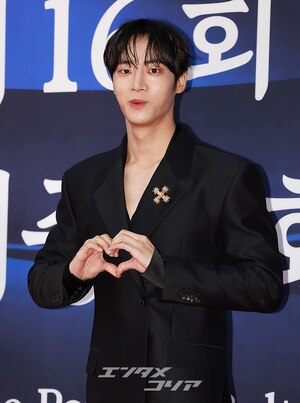 【フォト】スーツ姿がステキなチュ・ヨンウ、文化体育観光部長官表彰受ける