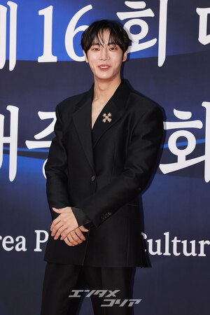 【フォト】スーツ姿がステキなチュ・ヨンウ、文化体育観光部長官表彰受ける