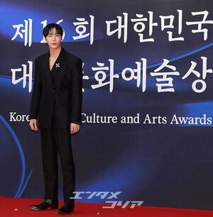 【フォト】スーツ姿がステキなチュ・ヨンウ、文化体育観光部長官表彰受ける