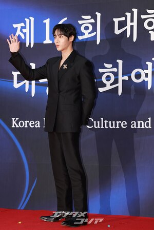 【フォト】スーツ姿がステキなチュ・ヨンウ、文化体育観光部長官表彰受ける