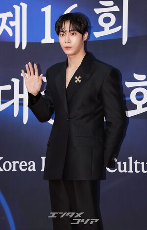 【フォト】スーツ姿がステキなチュ・ヨンウ、文化体育観光部長官表彰受ける