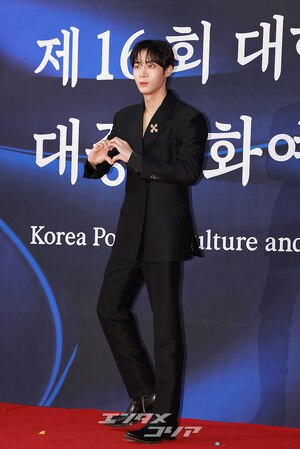 【フォト】スーツ姿がステキなチュ・ヨンウ、文化体育観光部長官表彰受ける