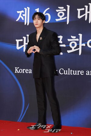 【フォト】スーツ姿がステキなチュ・ヨンウ、文化体育観光部長官表彰受ける