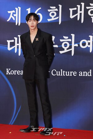 【フォト】スーツ姿がステキなチュ・ヨンウ、文化体育観光部長官表彰受ける