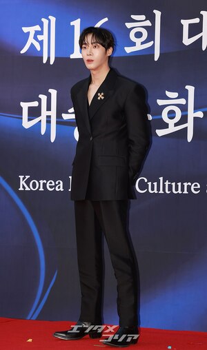 【フォト】スーツ姿がステキなチュ・ヨンウ、文化体育観光部長官表彰受ける