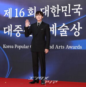 【フォト】穏やかな表情のチ・チャンウク、文化体育観光部長官表彰受ける