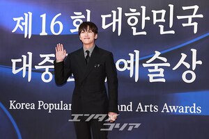 【フォト】穏やかな表情のチ・チャンウク、文化体育観光部長官表彰受ける