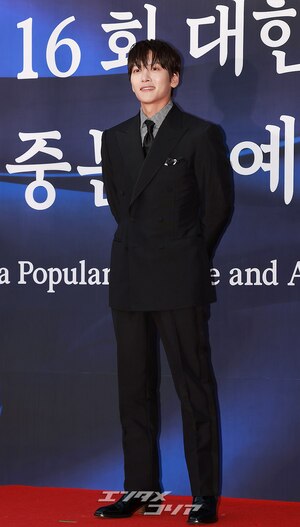 【フォト】穏やかな表情のチ・チャンウク、文化体育観光部長官表彰受ける