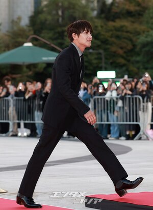 【フォト】穏やかな表情のチ・チャンウク、文化体育観光部長官表彰受ける