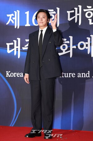 【フォト】首相表彰受けたチュ・ジフン、オーラ放つ