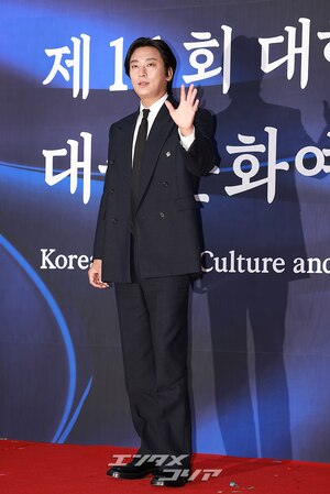 【フォト】首相表彰受けたチュ・ジフン、オーラ放つ