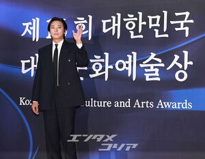 【フォト】首相表彰受けたチュ・ジフン、オーラ放つ